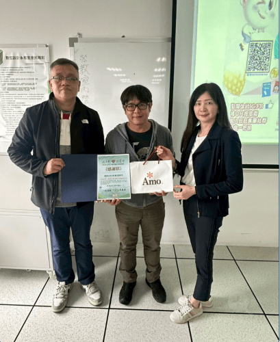 開拓環境保護基金會董事長黃慧芳(右一)和康和證券策略經營部資深經理王有仁(左一)頒發感謝狀給醒吾科大數位設計系專任助理教授黃建勳(中間)