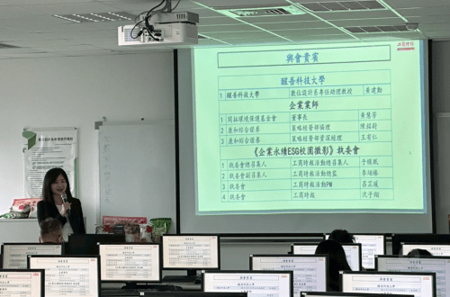 開拓環境保護基金會董事長黃慧芳正在鼓勵同學參加比賽。