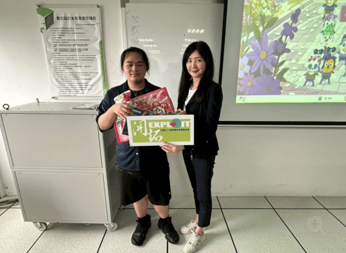 開拓環境保護基金會董事長黃慧芳正在頒發精美禮物給QA得獎的同學。